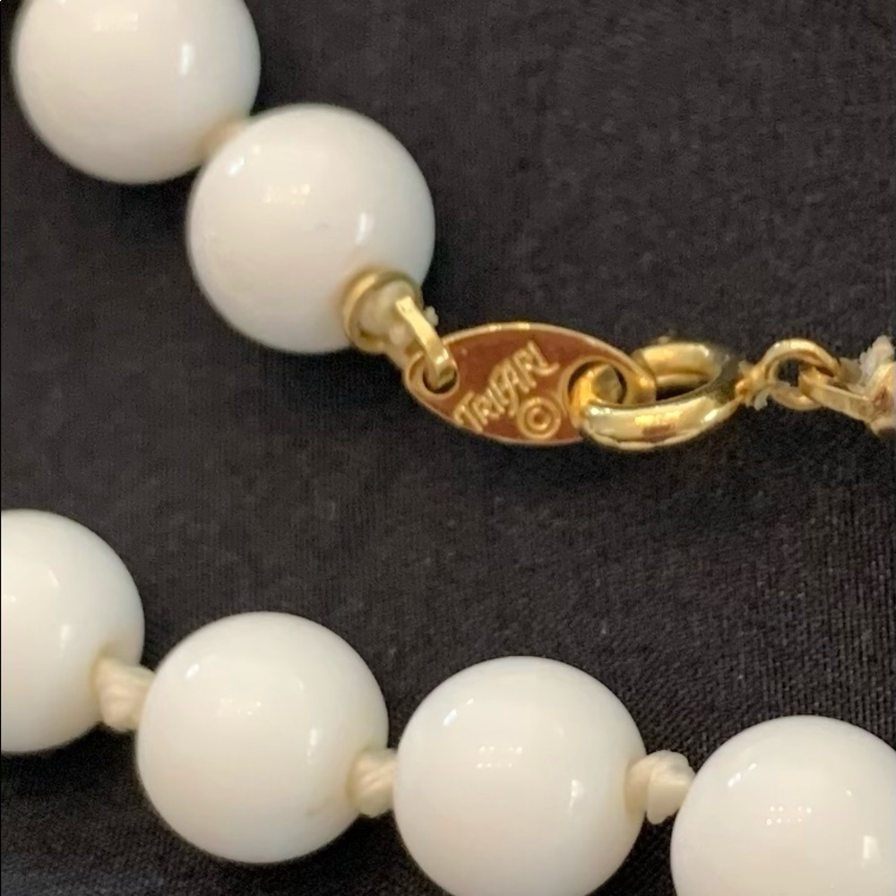 Trifari crown 1950-1960 white separated bead choker necklace gold tone clasp